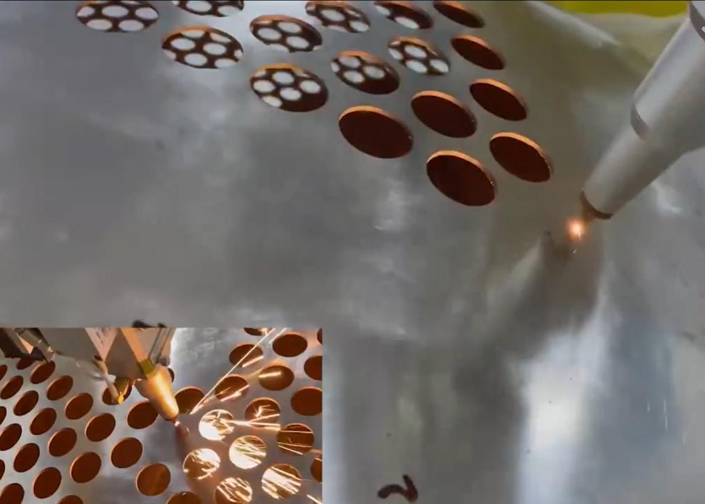机械手三维激光切割不锈钢圆球视频
