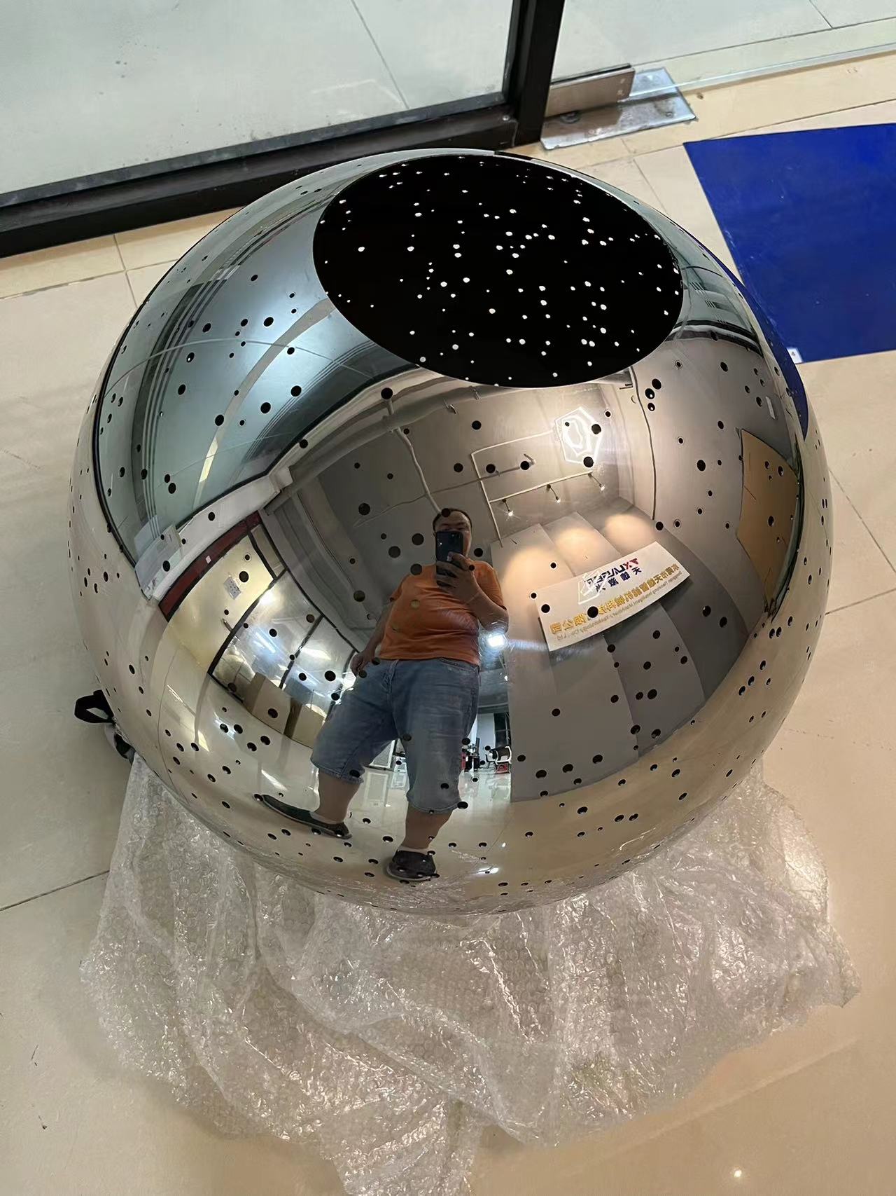 机械手三维激光切割加工不锈钢圆球，成功与国外客户合作
